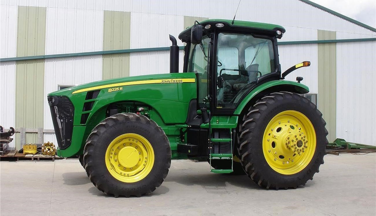 John Deere 8225 R tractor